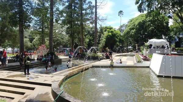 Taman Kekinian di Bandung, Ada Gembok Cintanya
