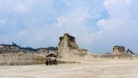 Tambang Kapur Fotogenik di Madura, Bukit Jaddih