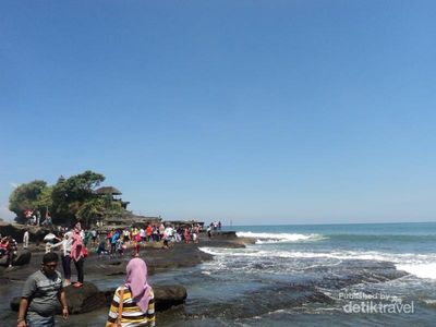 Tanah Lot, Destinasi di Bali yang Tak Pernah Sepi Traveler