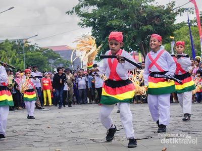 Tari-tarian Khas Maluku Pukau Laskar Gerhana di Fort Oranje