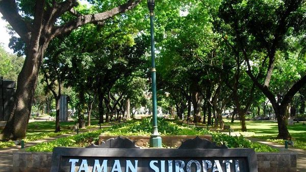 Teduhnya Taman Suropati Menteng