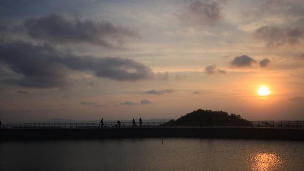 Telaga Buatan di Gunungkidul Punya Sunset Seindah Ini