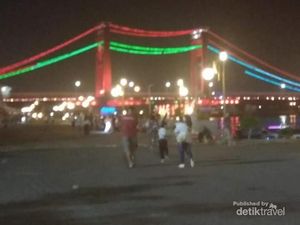 Tepi Sungai Musi Tempat Kongko Tua Muda Warga Palembang