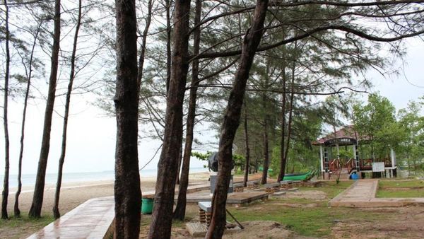 Terbuai Pantai Nyiur Melambai di Belitung Timur