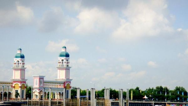 Tergoda Birunya Pantai Losari