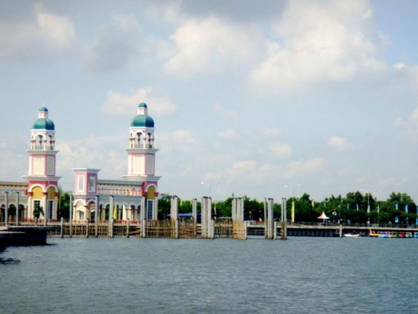 Tergoda Birunya Pantai Losari