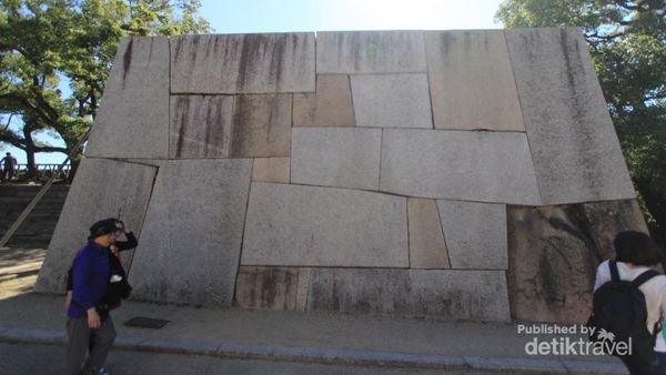 Terpesona Batu-batu Raksasa di Kastil Osaka