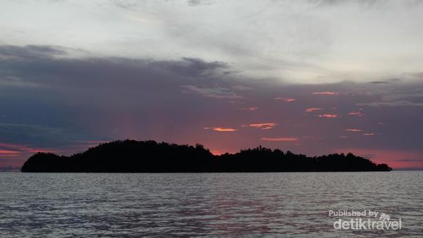 Terpesona Birunya Laut di Pulau Kadidiri, Togean