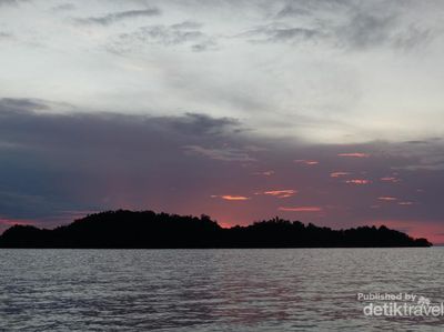 Terpesona Birunya Laut di Pulau Kadidiri, Togean