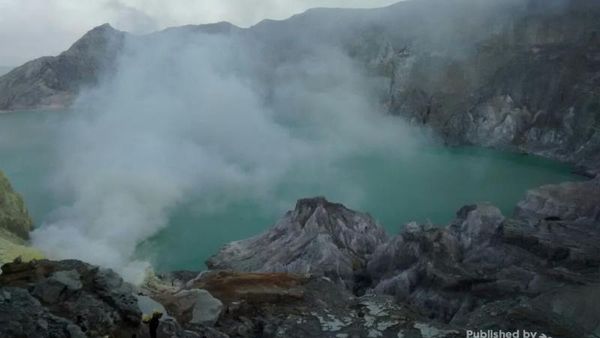 Terpesona Keajaiban Alam di Kawah Ijen