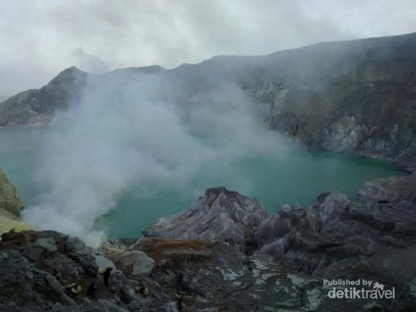 Terpesona Keajaiban Alam di Kawah Ijen