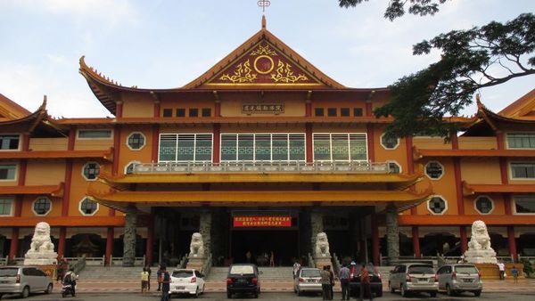 Terpesona Merahnya Maha Vihara Maitreya di Medan