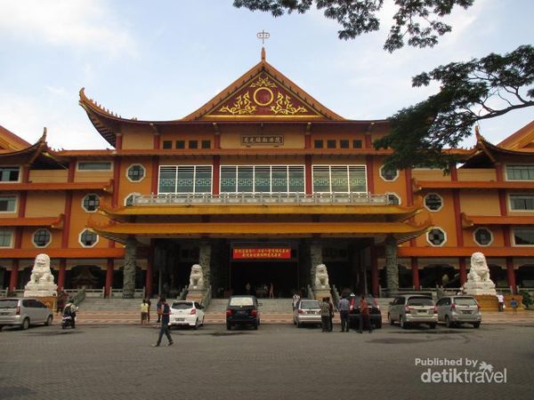 Terpesona Merahnya Maha Vihara Maitreya di Medan