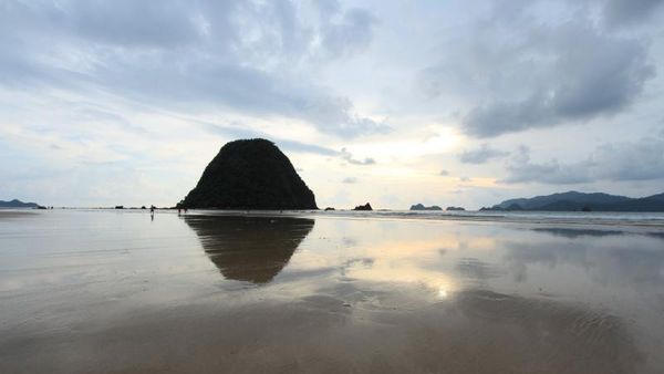 Terpesona Pantai Pulau Merah