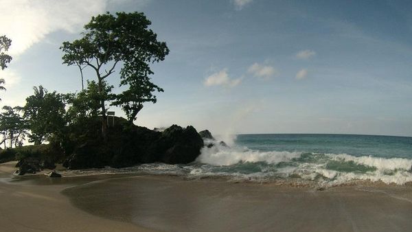 Terpesona Pantai Saoka di Papua Barat