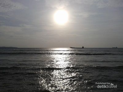 Terpesona Sunset Cantik di Pantai Sorong, Papua