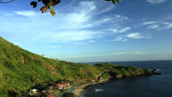 Terpikat Pemandangan Pantai Menganti dari Atas Bukit