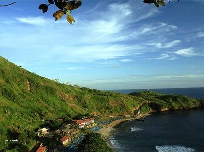 Terpikat Pemandangan Pantai Menganti dari Atas Bukit