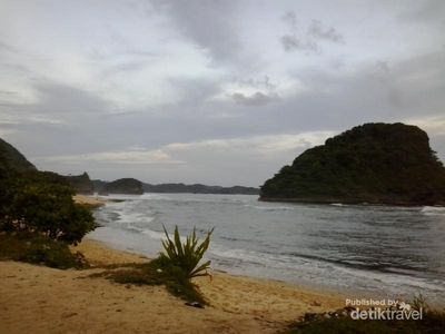 Terpikat Senja di Pantai Goa Cina, Malang