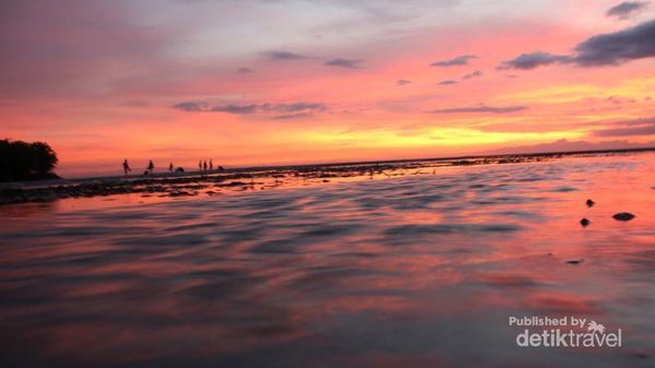 Terpukau Senja Emas di Pulau Pari