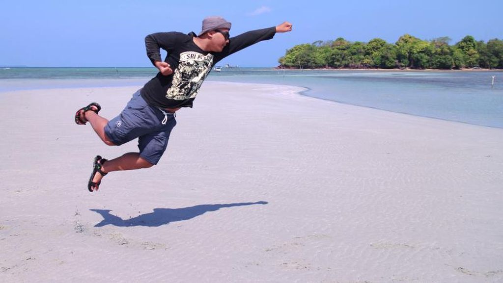 Tersembunyi, Inilah Pantai Bunga Jabe di Karimunjawa Tersembunyi, Inilah Pantai Bunga Jabe di Karimunjawa
