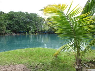 Tersihir Pesona Danau Hijau di Sumut