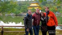 Tingkah Para Bule Narsis di Kuil Kinkaku-ji, Kyoto