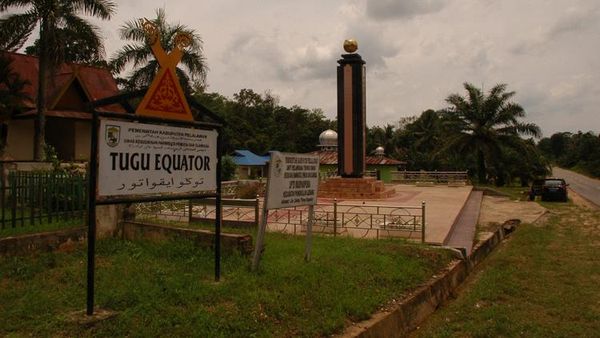 Tugu Equator, Riau