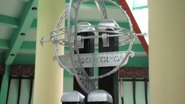 Tugu Khatulistiwa Nan Mempesona