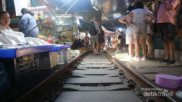 Tuut..Tuut.. Yuk Lihat Pasar di Tengah Rel Kereta Api