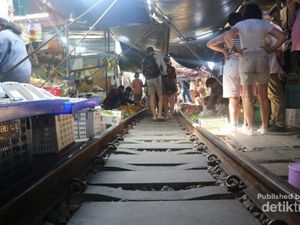 Tuut..Tuut.. Yuk Lihat Pasar di Tengah Rel Kereta Api