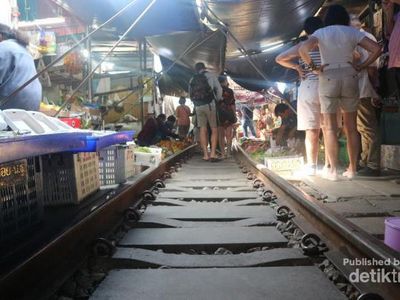 Tuut..Tuut.. Yuk Lihat Pasar di Tengah Rel Kereta Api