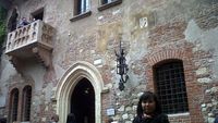 Ukir dan Gembok Cintamu di Tembok Juliet, Verona