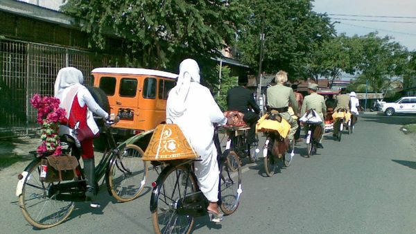 Unik! Antar Pengantin Menggunakan Ontel di Aceh