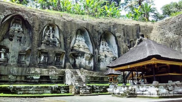 Unik! Candi di Bali Ini Menempel ke Tebing Batu