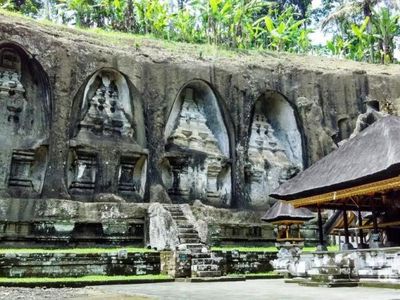 Unik! Candi di Bali Ini Menempel ke Tebing Batu