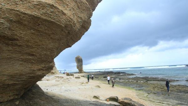 Unik,  Pantai Ini Memiliki Batu Raksasa Berbentuk Jamur