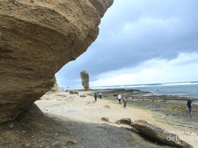 Unik,  Pantai Ini Memiliki Batu Raksasa Berbentuk Jamur