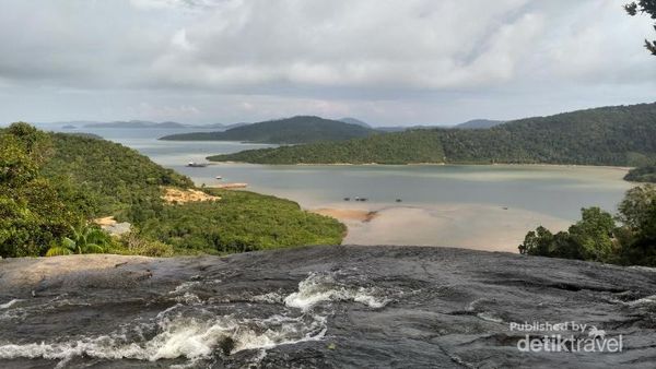 Uniknya Anambas: Basah-basahan di Air Terjun, Depannya Laut