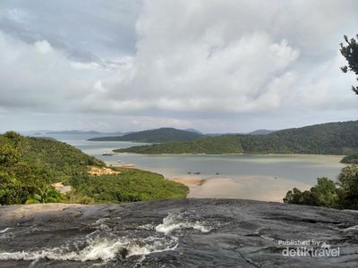 Uniknya Anambas: Basah-basahan di Air Terjun, Depannya Laut