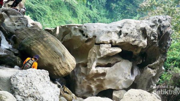 Uniknya Batu Hiu di Sungai Citarum Purba