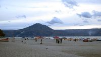Uniknya Indonesia, Ada Pantai di Tepi Danau Toba