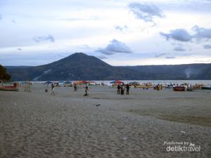 Uniknya Indonesia, Ada Pantai di Tepi Danau Toba