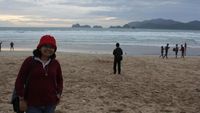 Uniknya Pantai Pulau Merah di Banyuwangi