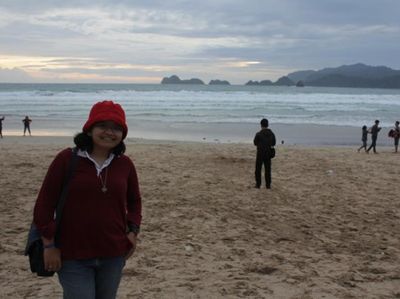 Uniknya Pantai Pulau Merah di Banyuwangi