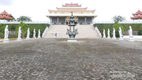 Vihara Avalokitesvara Tanjung Pinang, Seperti di China!