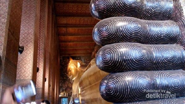 Vihara Buddha Tidur yang Unik di Bangkok