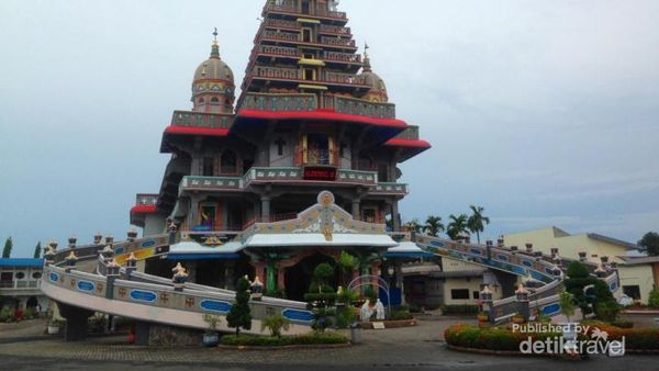 Wah! Ada Gereja yang Bentuknya Seperti Kuil di Medan