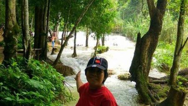 Wah, Air Terjun Kuang Si di Laos Ini Deras Sekali