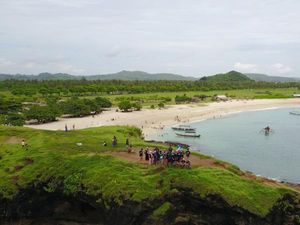 Wajah Cantik Pantai Tanjung Aan dari Ketinggian